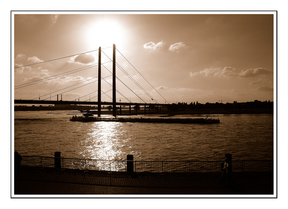 Sonne über der Rheinkniebrücke