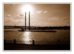 Sonne über der Rheinkniebrücke