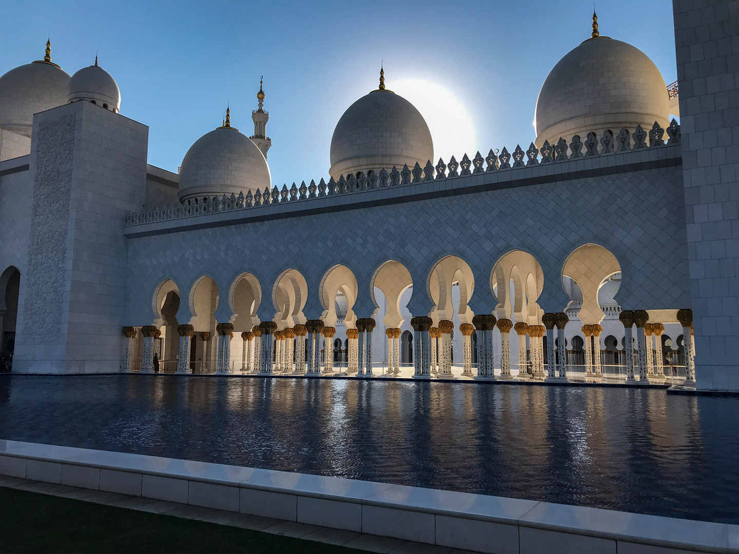 Sonne über der Scheich-Zayid-Moschee