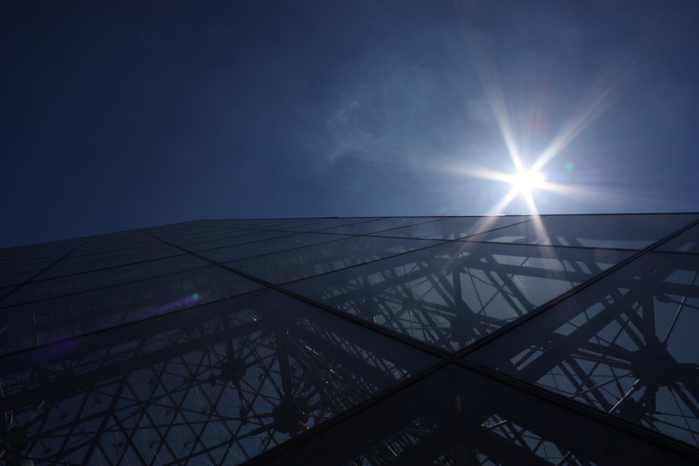 Sonne über Pyramide