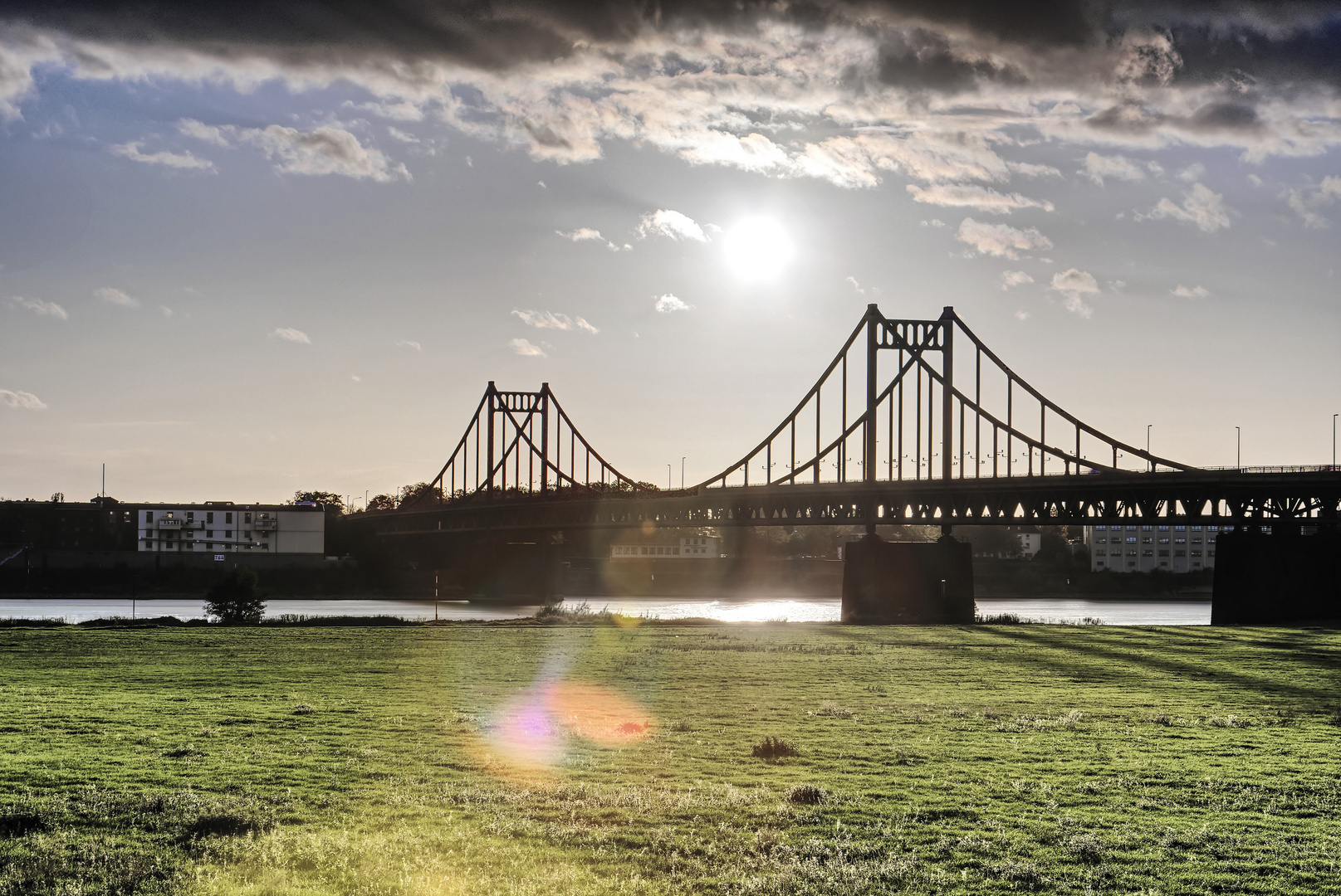 Sonne über Rheinbrücke