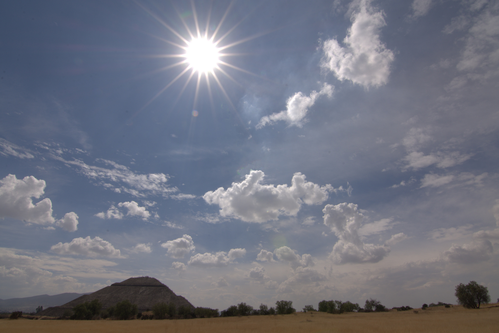 Sonne über Sonnenpyramide