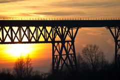Sonne und Brücke
