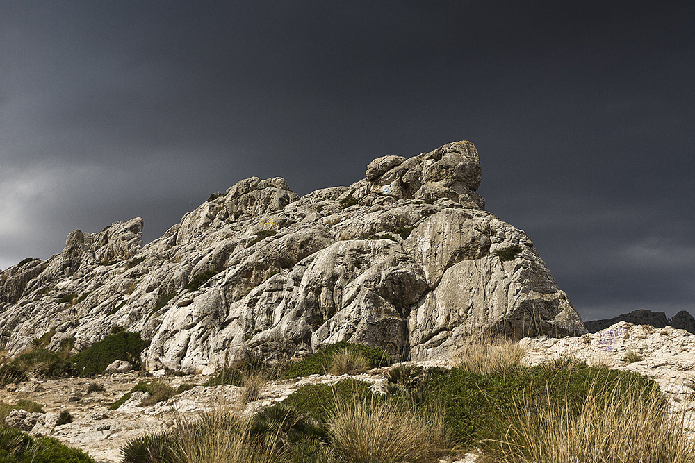 Sonne und düstere Wolken bei Cap Formentor auf Mallorca