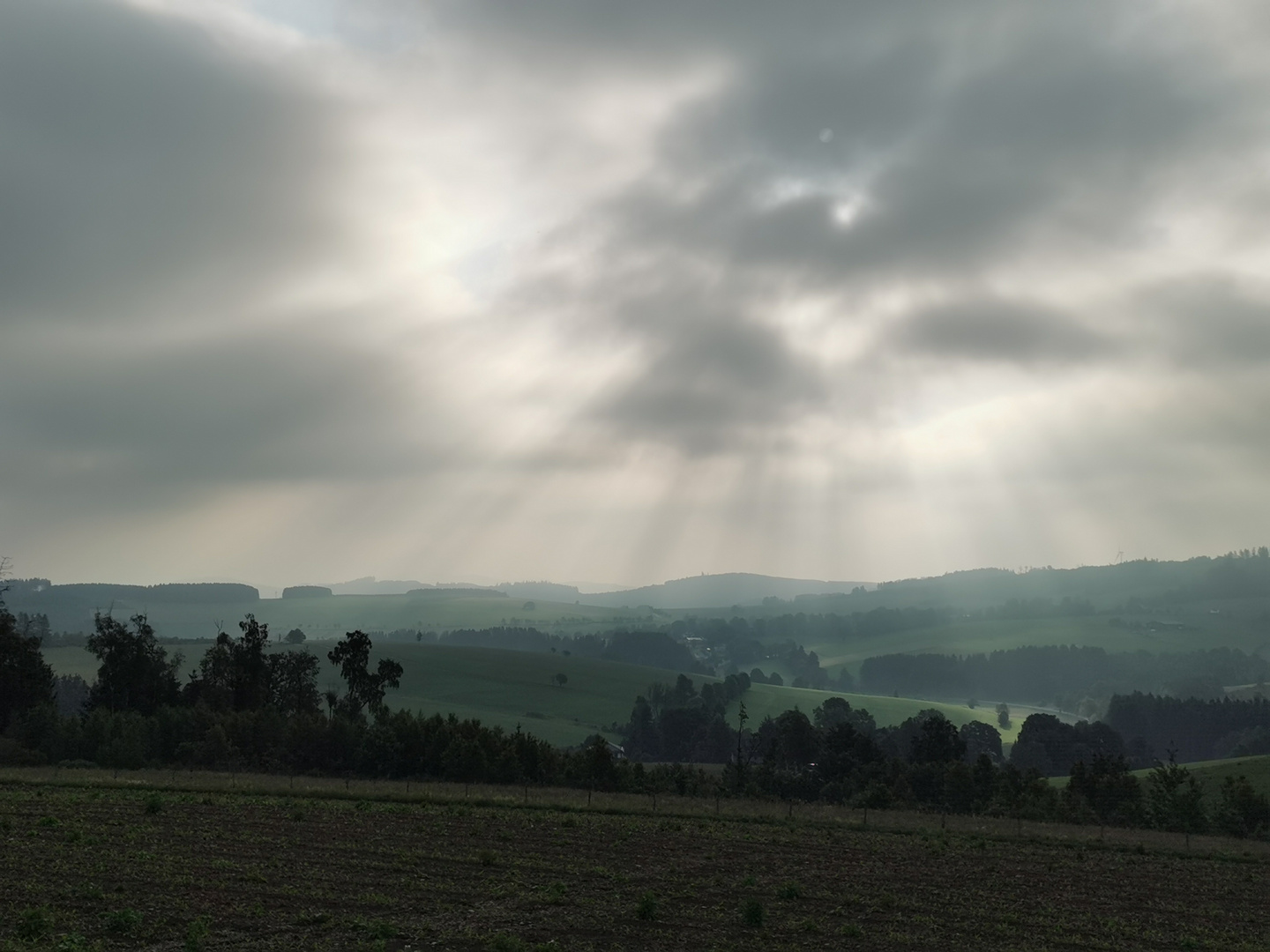 Sonne und dunkle Wolken Panoramablick