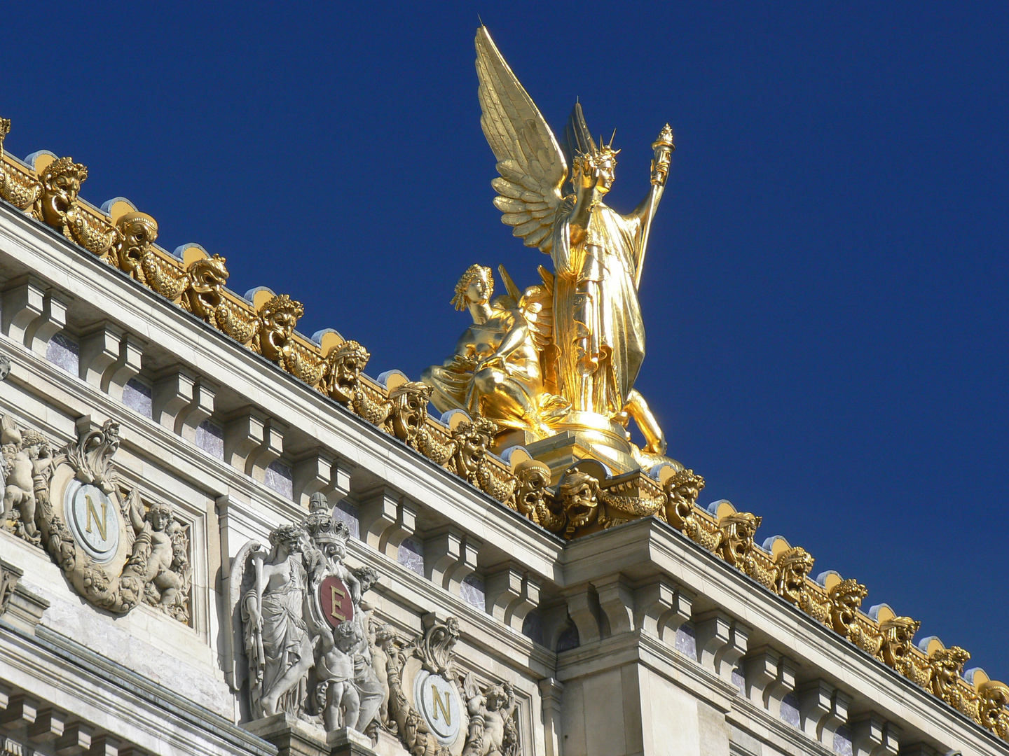 Sonne und Glanz, Blick auf das Dach der alten Oper Paris