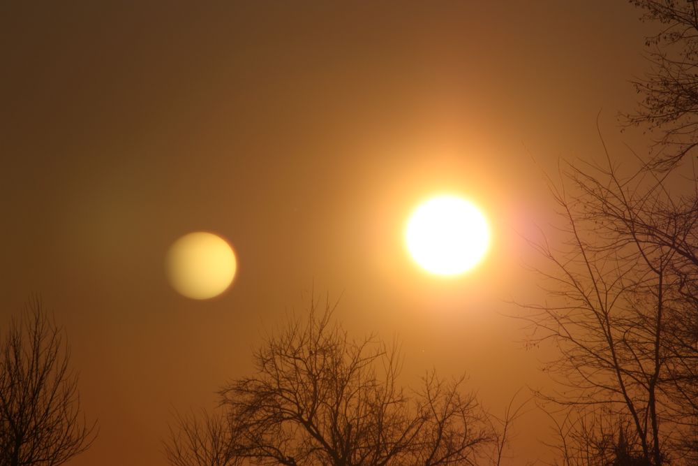 Sonne und Mond Foto & Bild | sonnenuntergänge, himmel & universum