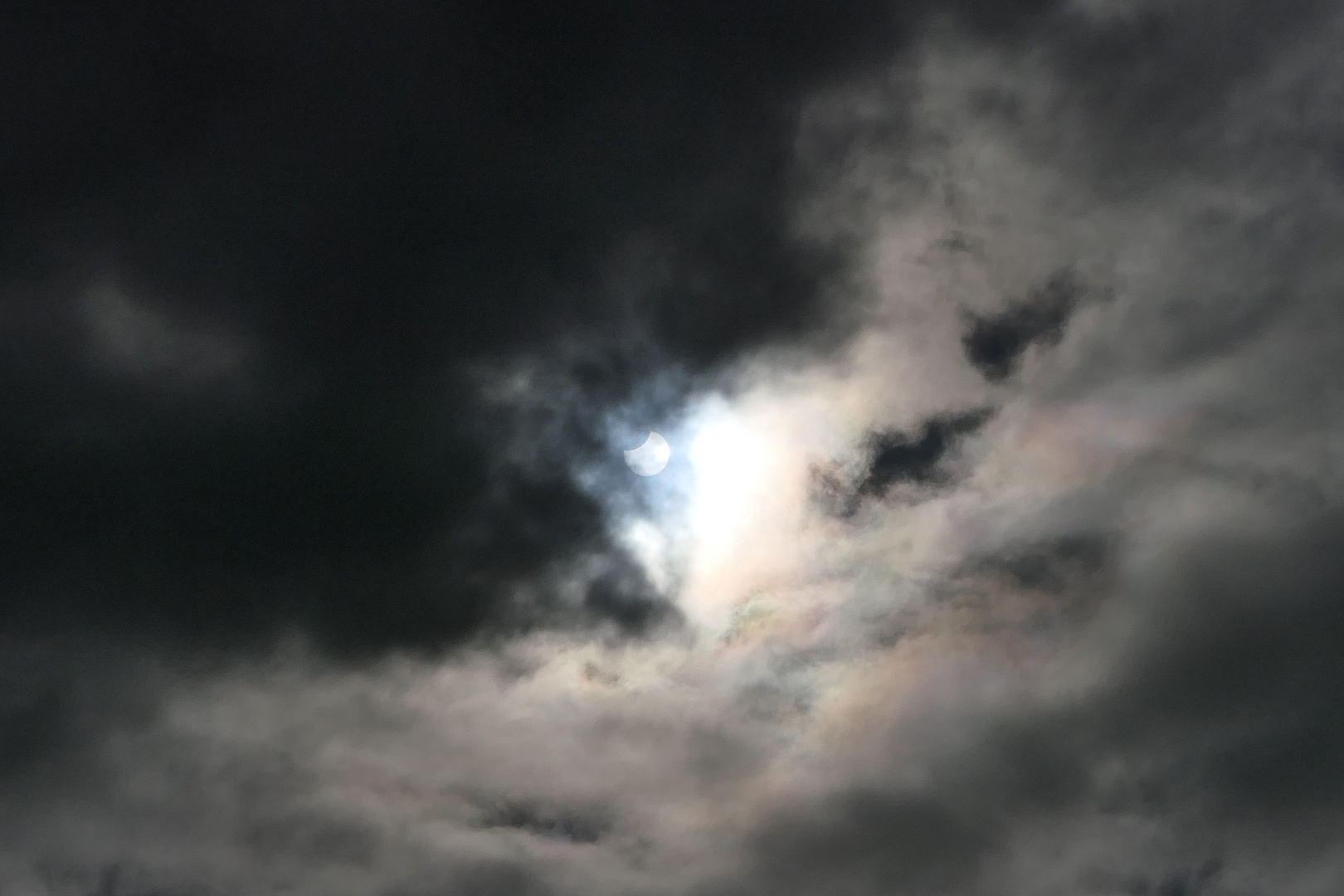 Sonne und Mond in dunklen Wolken 2