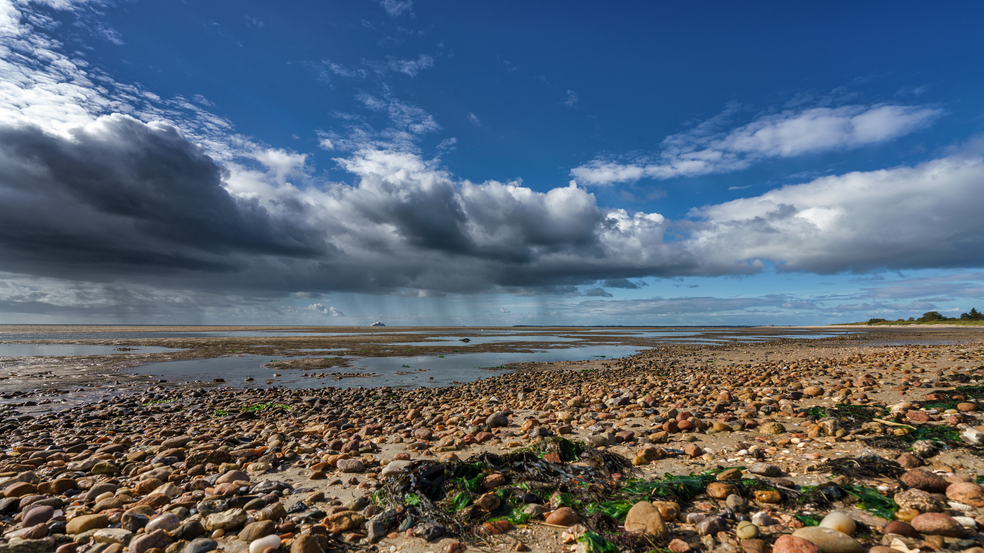 Sonne und Regen an der Küste von Föhr