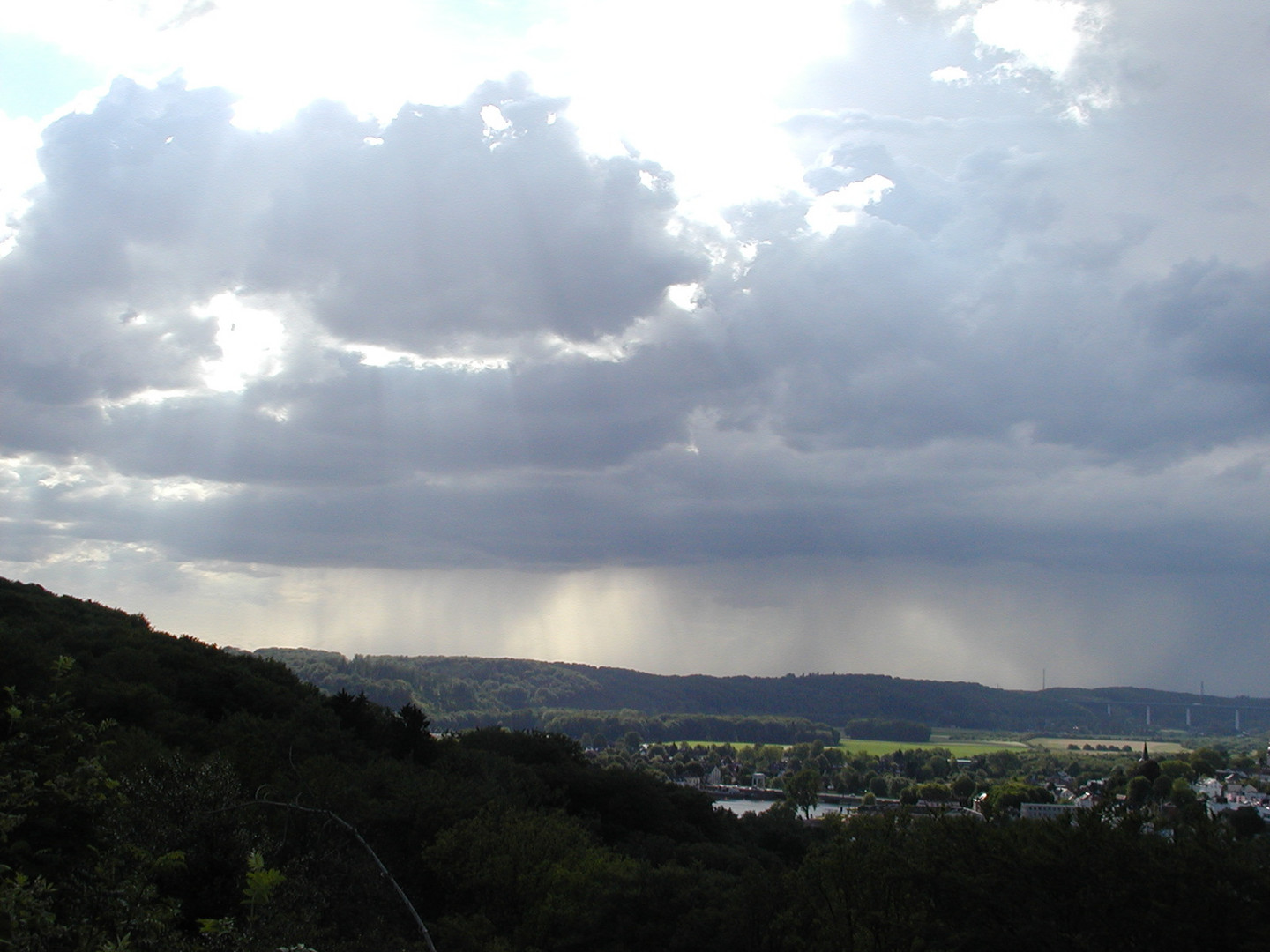 Sonne und Regen über dem Ruhrtal