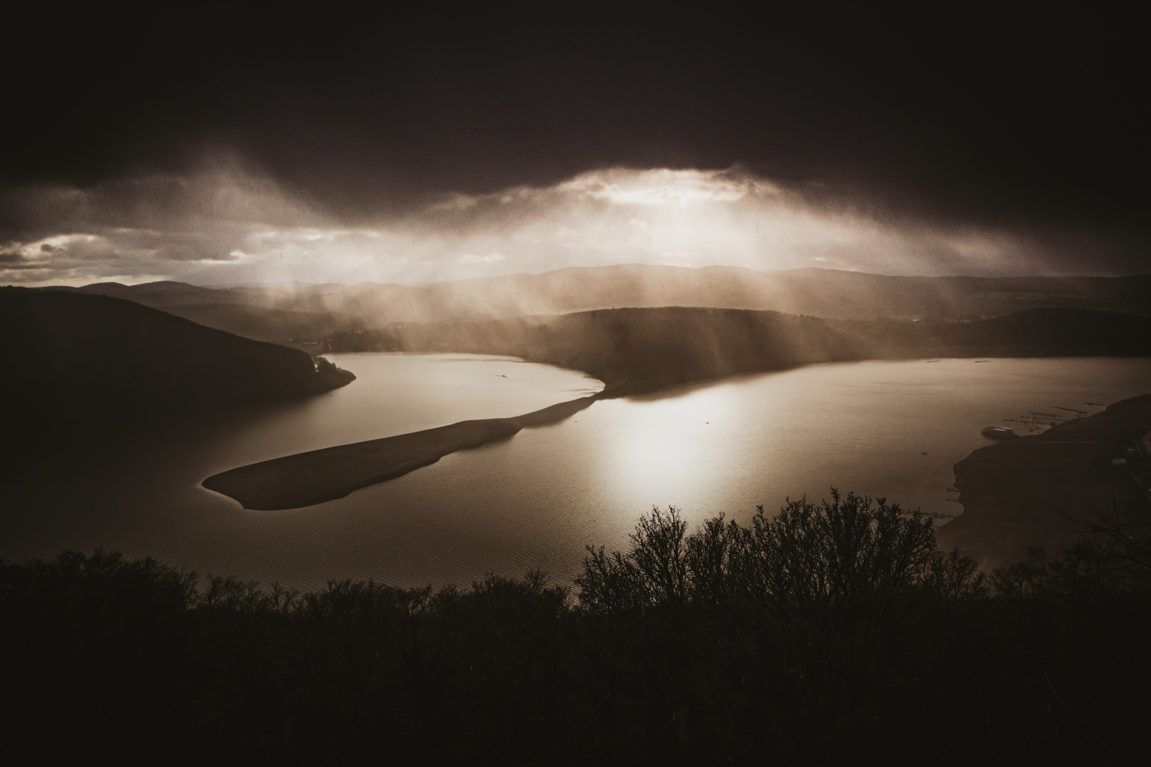 Sonne und Regen überm Edersee