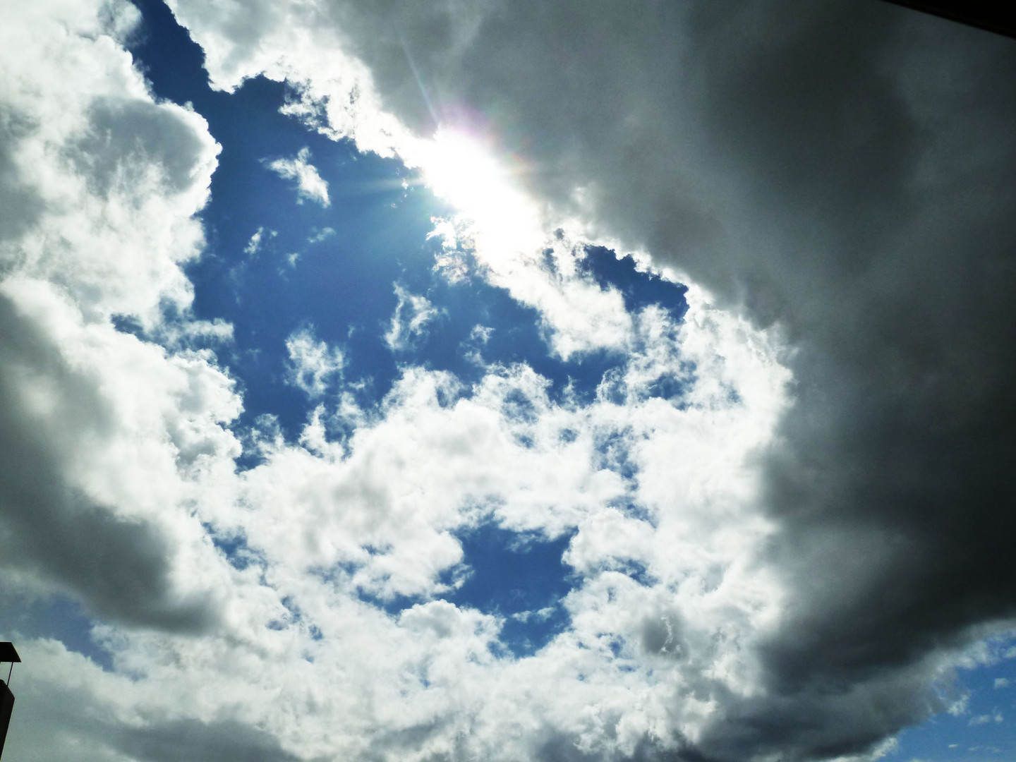 Sonne und Regenwolken