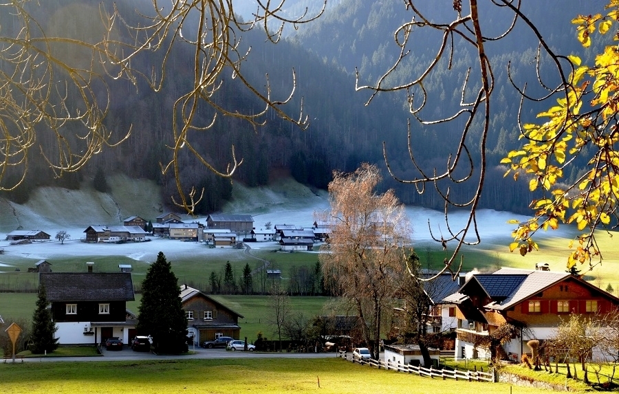 Sonne und Schatten in Schoppernau