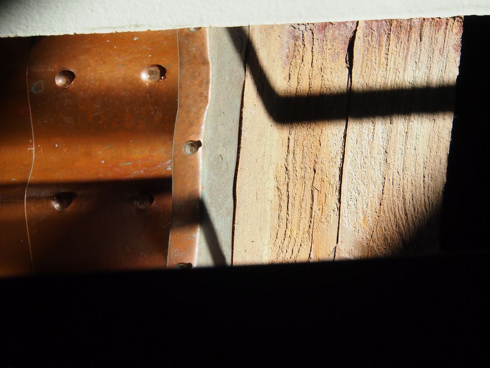 Sonne und Schatten mit Holzmuster