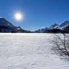 Sonne und Wind über dem gefrorenen Silsersee