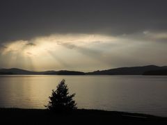 Sonne und Wolken am Lipno-Stausee