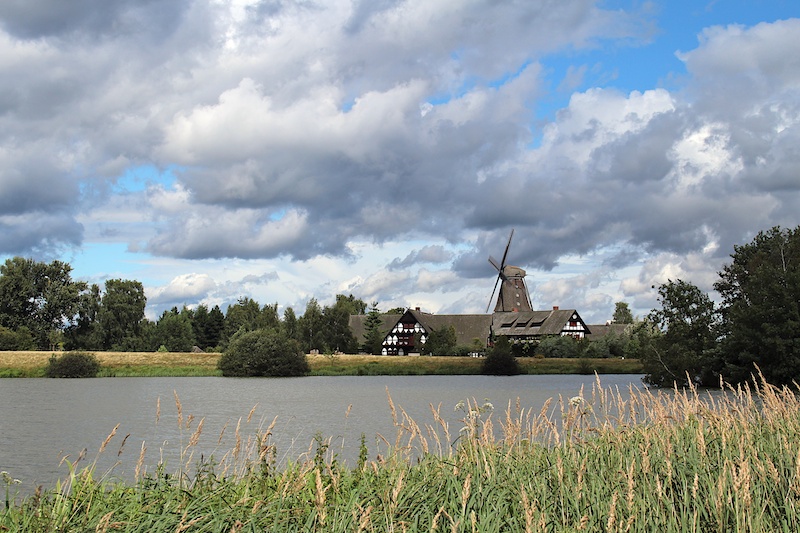 Sonne und Wolken am See