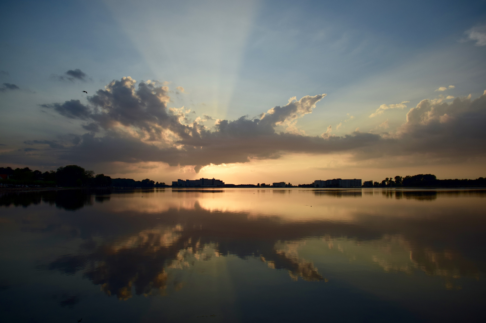 Sonne und Wolken im Spiegel des See's