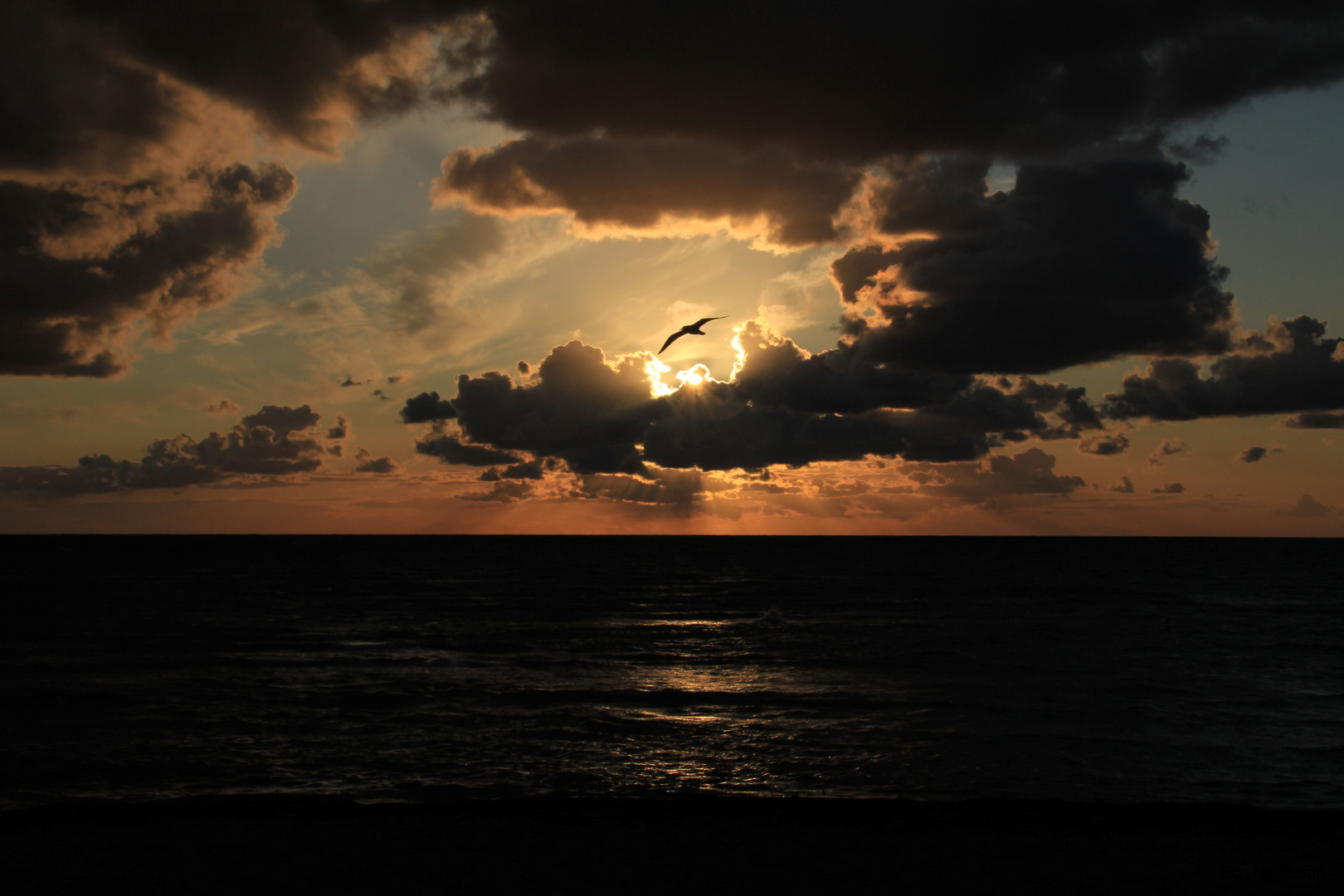 Sonne und Wolken malen ein Bild