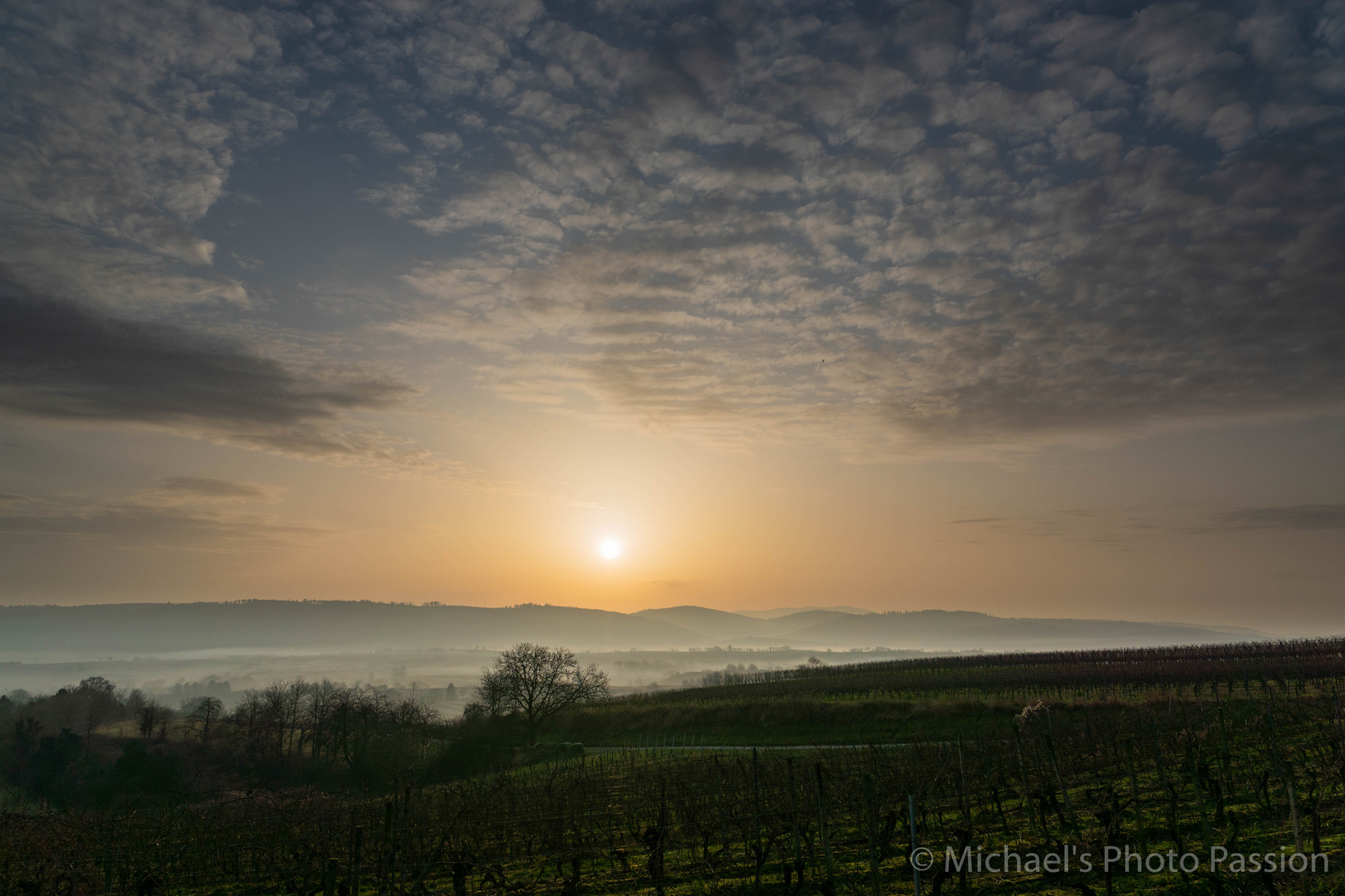 Sonne und Wolken mit etwas Nebel