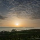 Sonne und Wolken mit etwas Nebel