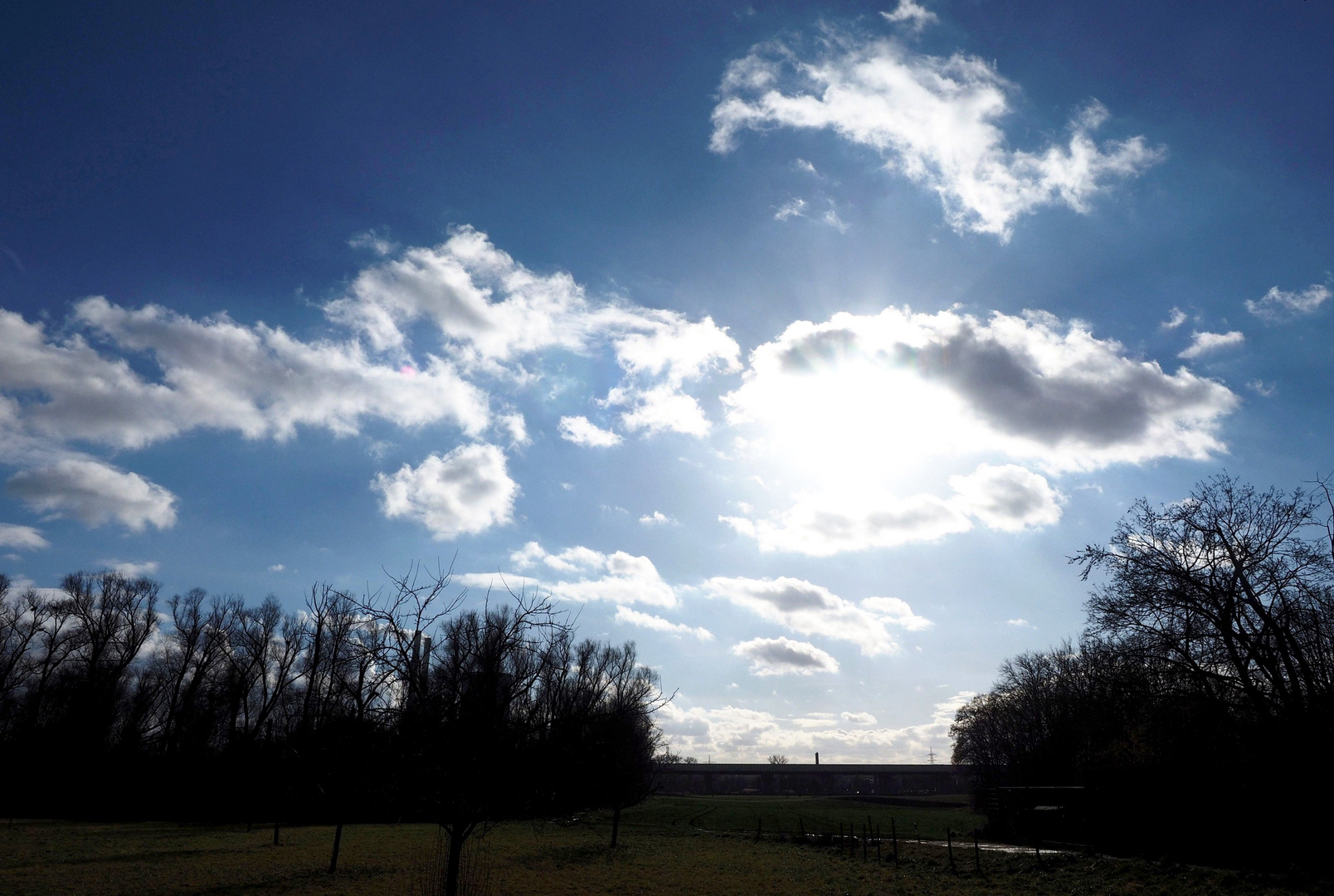 Sonne und Wolken über dem Neckartal