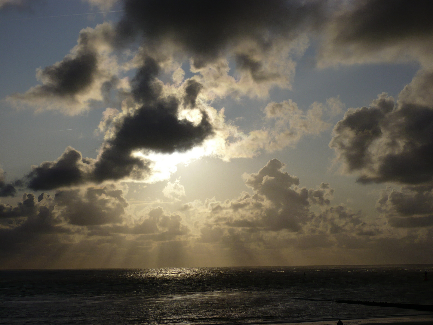Sonne und Wolken über der Nordsee