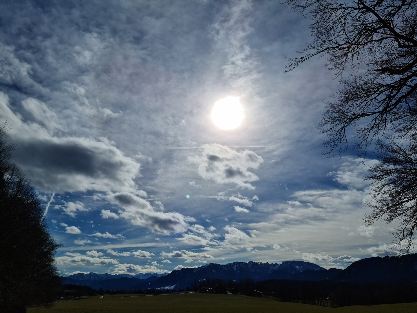 Sonne und Wolken über Lenggrieser Berge