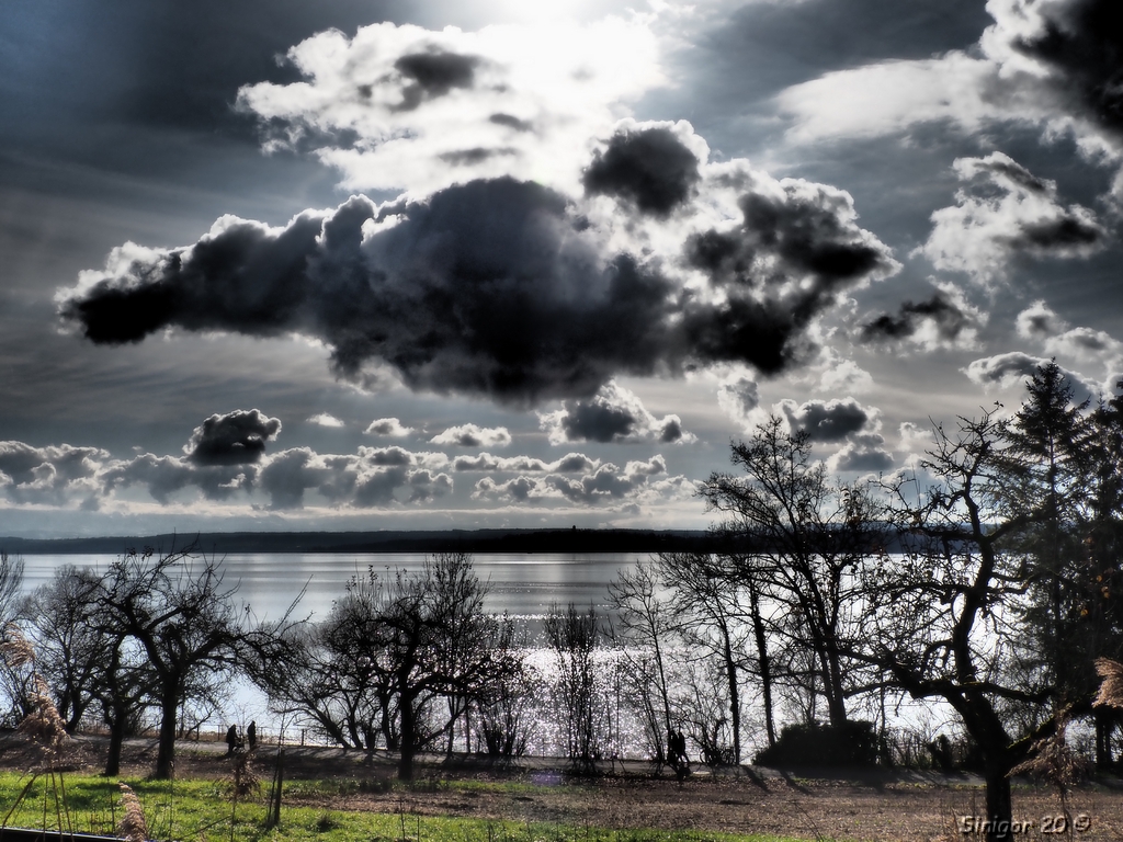 Sonne und Wolken und See