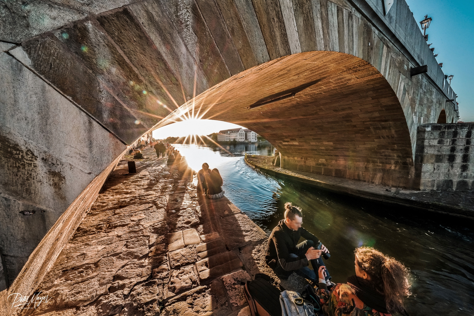 Sonne unter Steinernen Brücke Regensburg an der Donau 