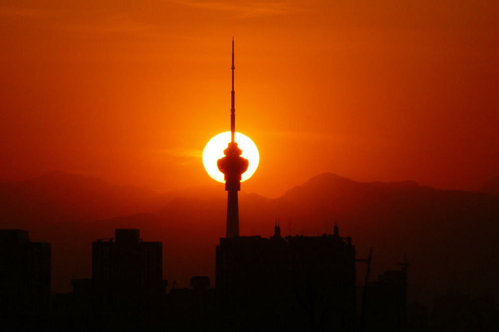 Sonne verschwindet in den Bergen