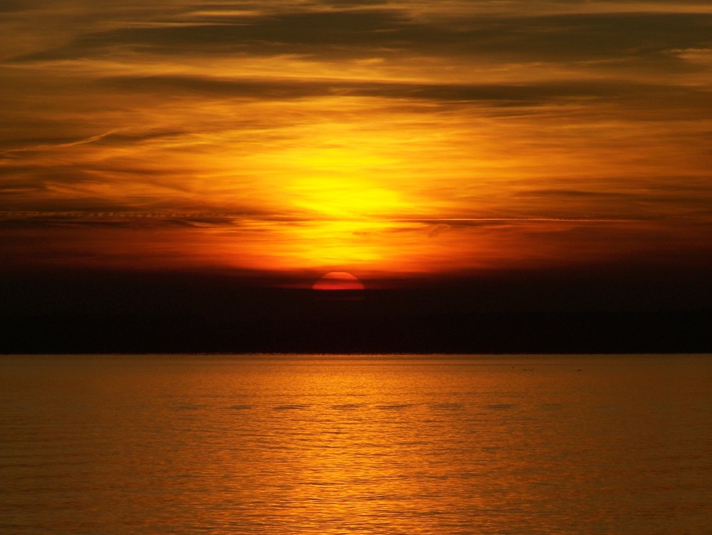 Sonne versinkt im Bodensee