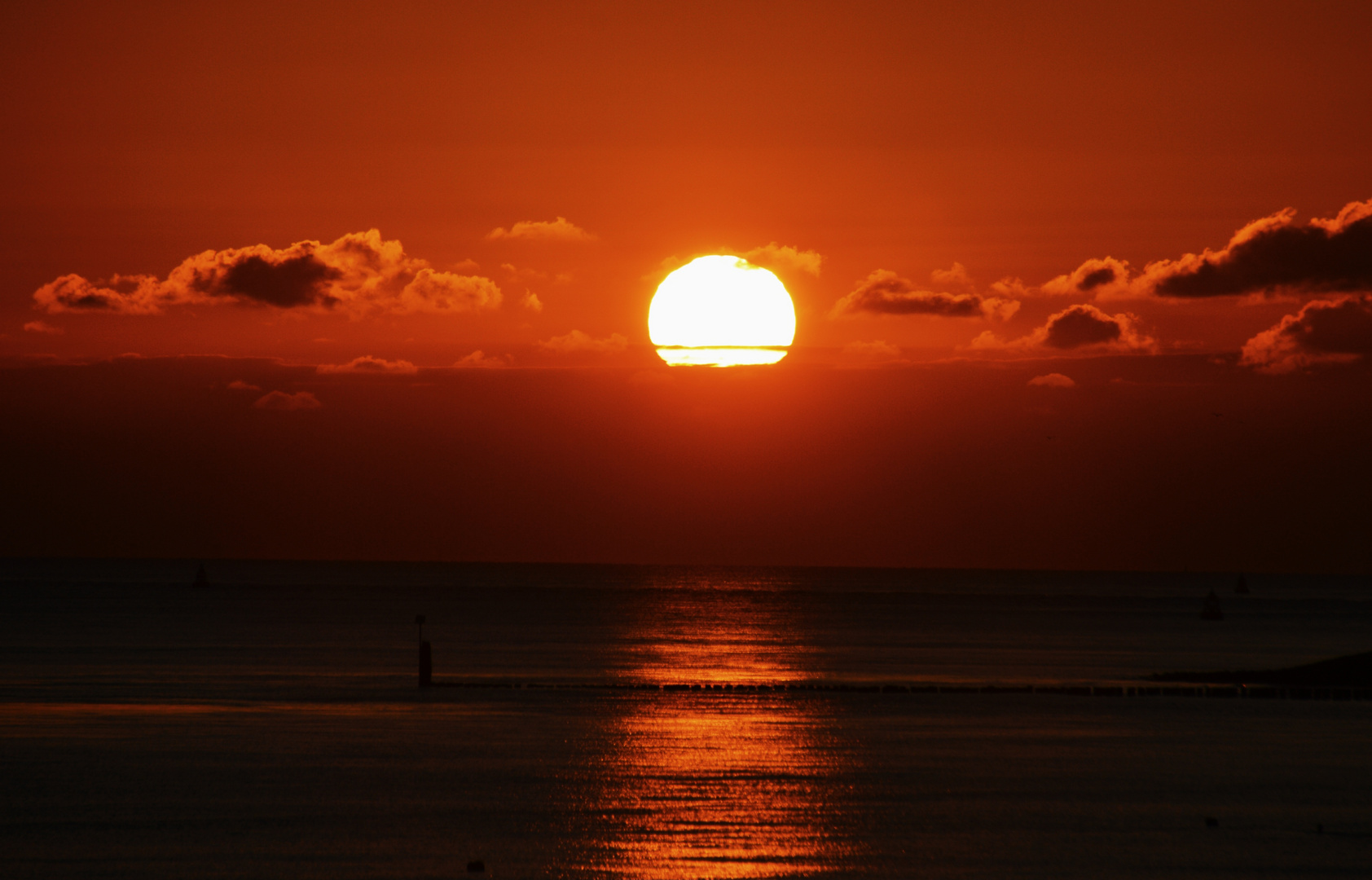 Sonne versinkt im Meer 