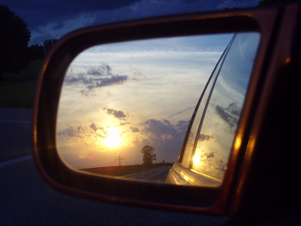 sonne von hinten leuchtet den weg und blendet nicht