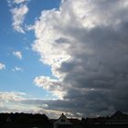 Sonne vs. Regen, blauer Himmel vs. Gewitter