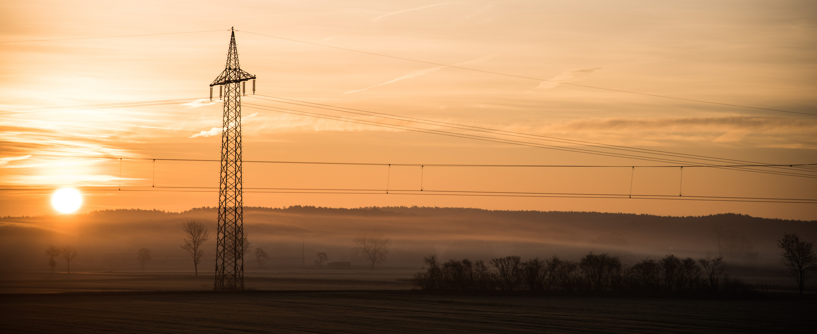 Sonne weckt Strommast