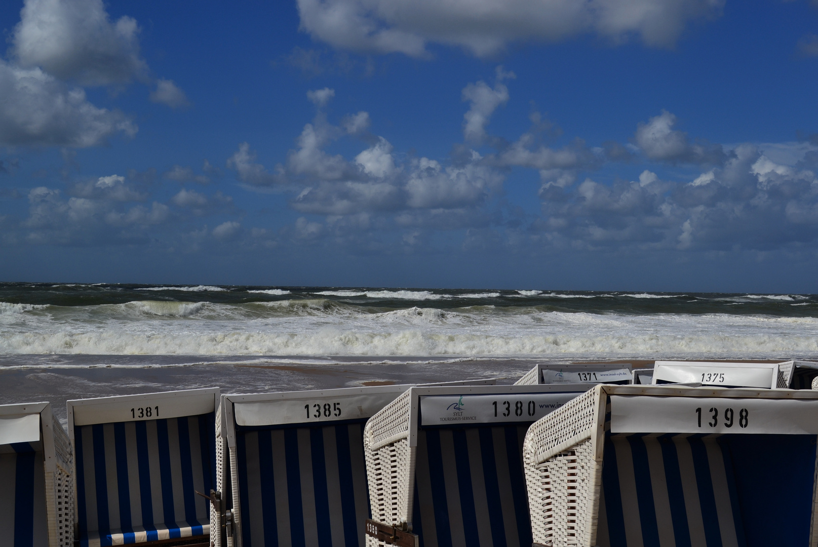 Sonne-Wind-aber leere Strandkörbe