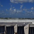 Sonne-Wind-aber leere Strandkörbe