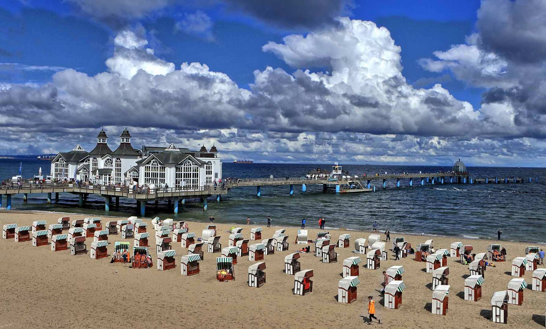 Sonne, Wind und Wolken an der Seebrücke in Sellin