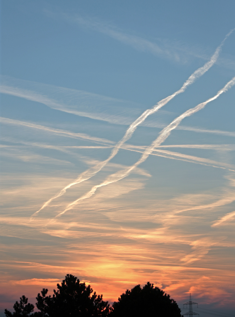 Sonne - Wolken - Kondensstreifen