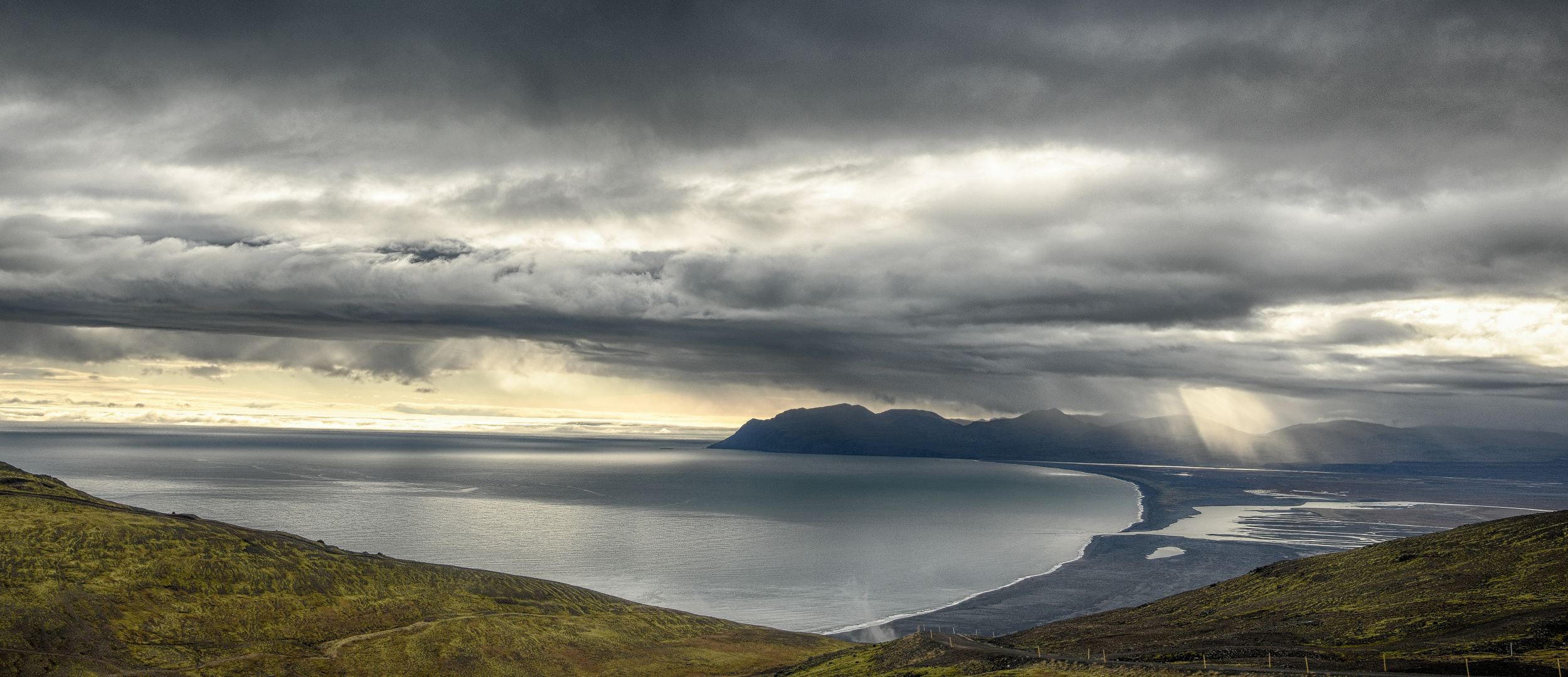 Sonne, Wolken, Meer und Berge