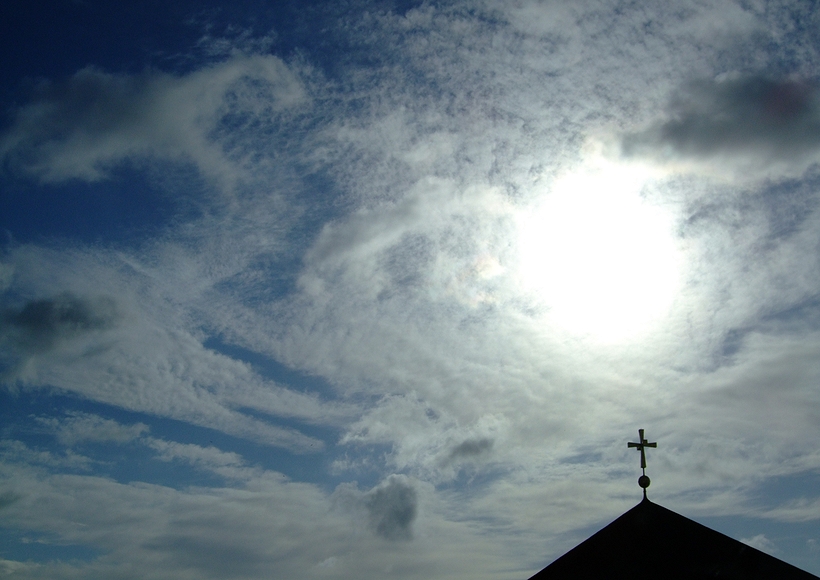 Sonne & Wolken über dem Kirchendach