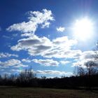 Sonne, Wolken und blauer Himmel