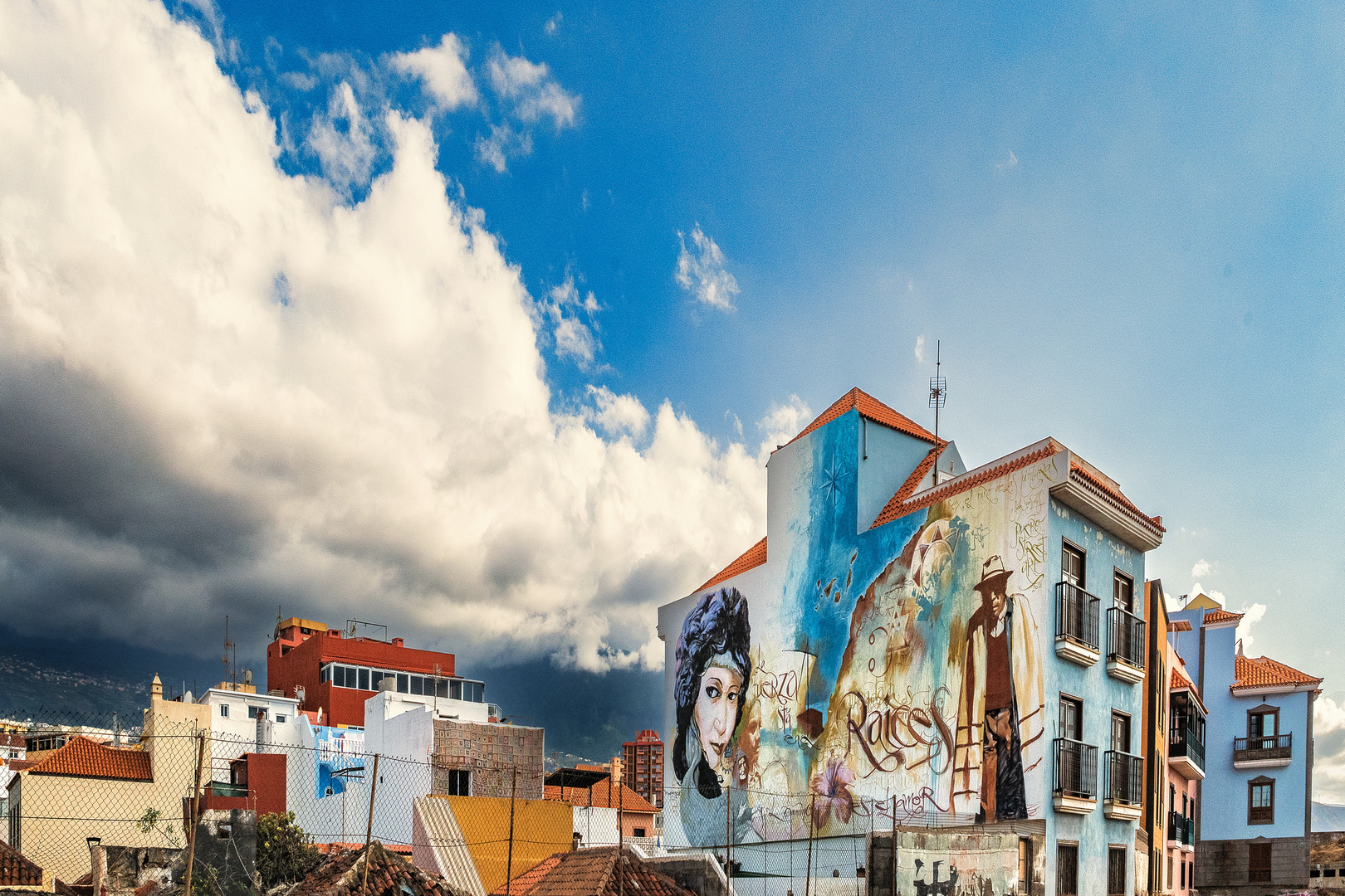 Sonne, Wolken und Graffiti