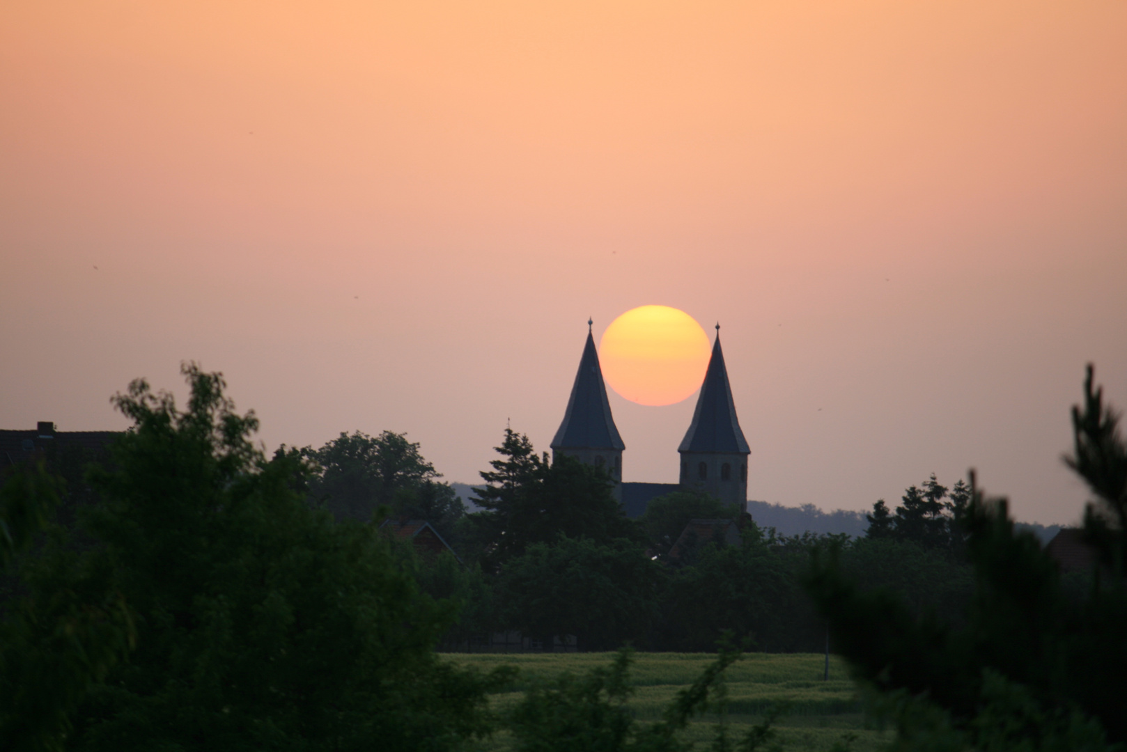 Sonne zwischen Klostertürmen.