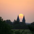 Sonne zwischen Klostertürmen.