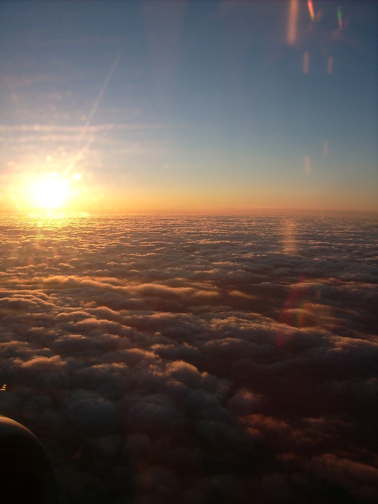 sonneaufgang aus dem flugzeug