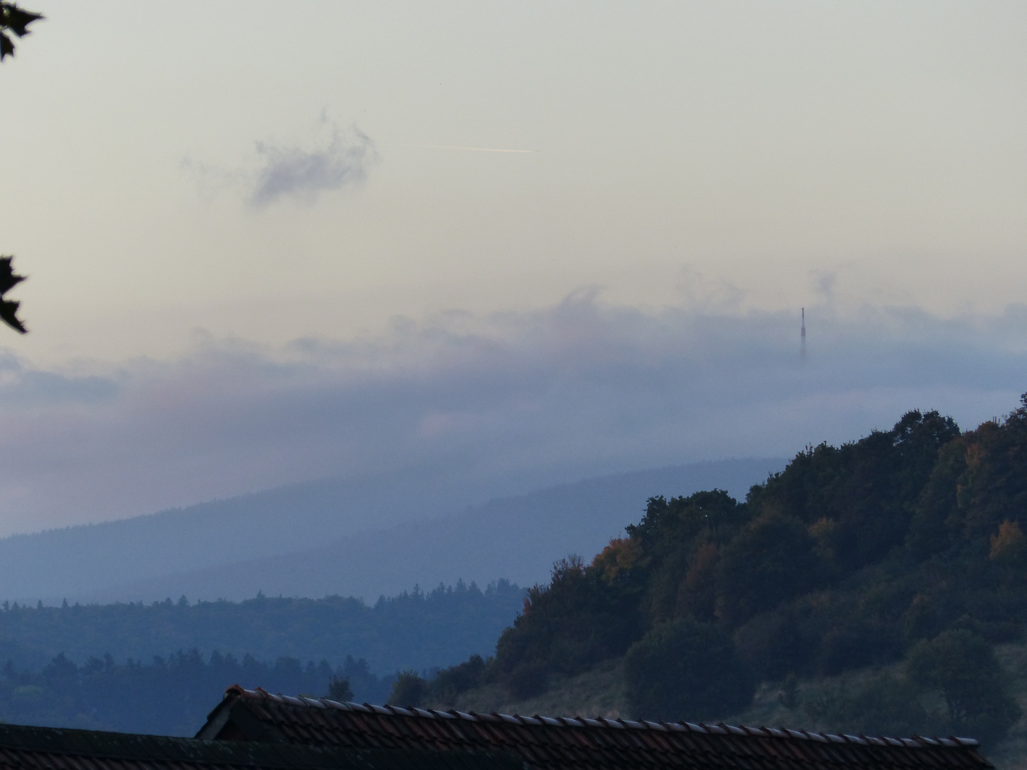 Sonnen Aufgang über denn dächern von Bad Harzburg mit Blick auf den Nebel verhangen Brocken