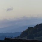 Sonnen Aufgang über denn dächern von Bad Harzburg mit Blick auf den Nebel verhangen Brocken