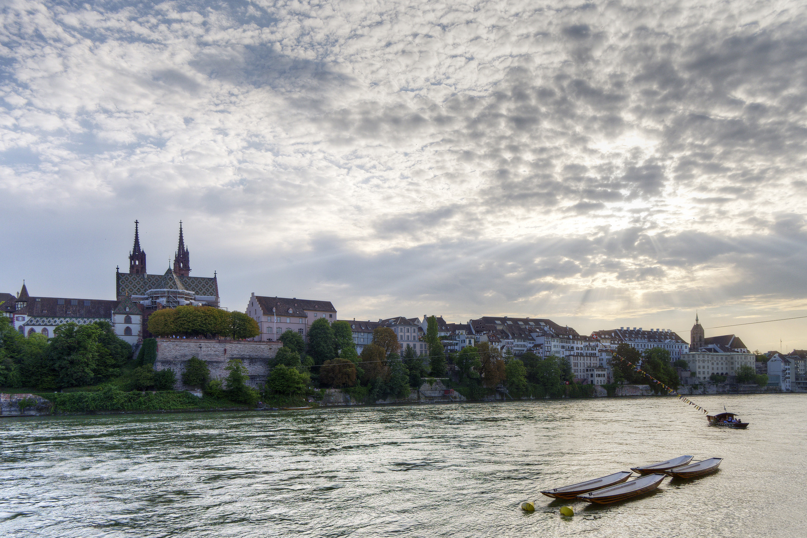 Sonnen-Wolken-Spiel über Basel